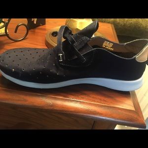 Nurture tennis shoes